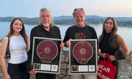 Robertu Plantu u Šibeniku uručeno najveće diskografsko priznanje Multiplatinum Award