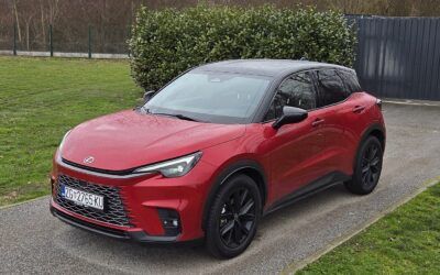 TEST AUTOMOBILA: Lexus LBX 1.5HEV E-CVT Vibrant Edition – Šminkerska verzija Lexusovog najprodavanijeg kompaktnog crossovera