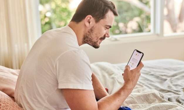 Jutarnja navika koja šteti vidu: Zašto ne biste trebali gledati u mobitel odmah nakon buđenja