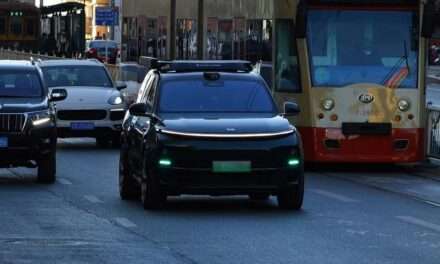 Kina ukida plava svjetla na električnim automobilima: iza zabrane kriju se sigurnost i strah od „lažne autonomije”